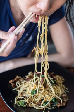 Sai Aua (Notrhern Tay Sp ile tavada kızartılmış spagetti yiyen Kadın