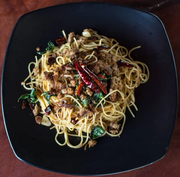 Spaghetti sauté au sai Aua (saucisse épicée thaïlandaise Notrhern) ) — Photo