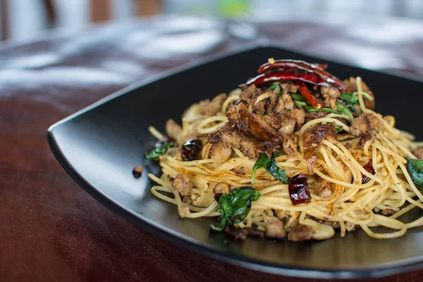 Spaghetti sauté au sai Aua (saucisse épicée thaïlandaise Notrhern) ) — Photo