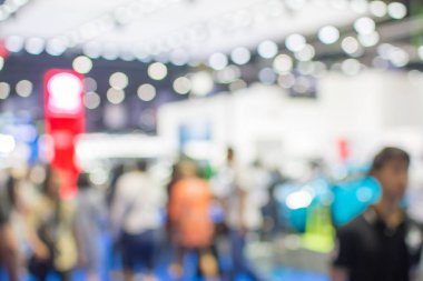 Soyut bulanık Resim Sergisi gösterisindeki kalabalık insan