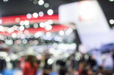 Soyut bulanık Resim Sergisi gösterisindeki kalabalık insan