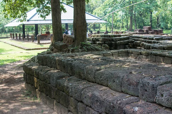 Srí Mahosot starobylé město kámen svaté rybník v regionu Prachinburi, thajština — Stock fotografie