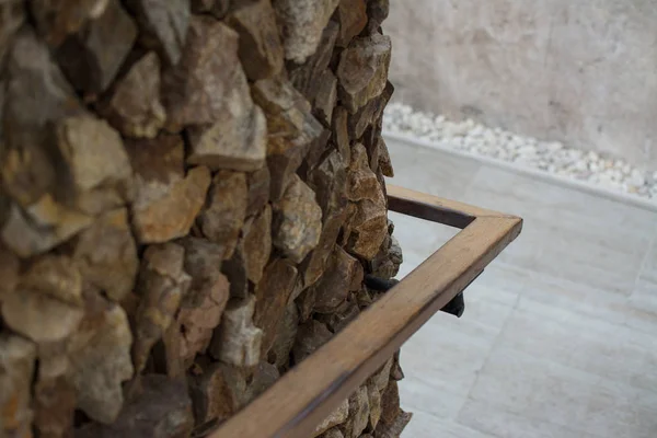 Pasamanos de madera con pared de piedra —  Fotos de Stock