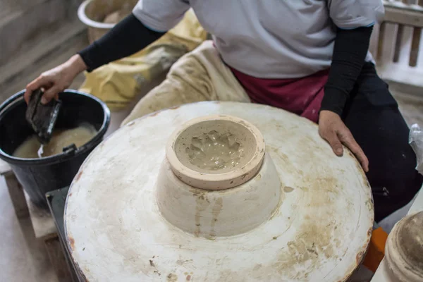 Hands working clay on potter's wheel, Lampang in Thailand — Stockfoto