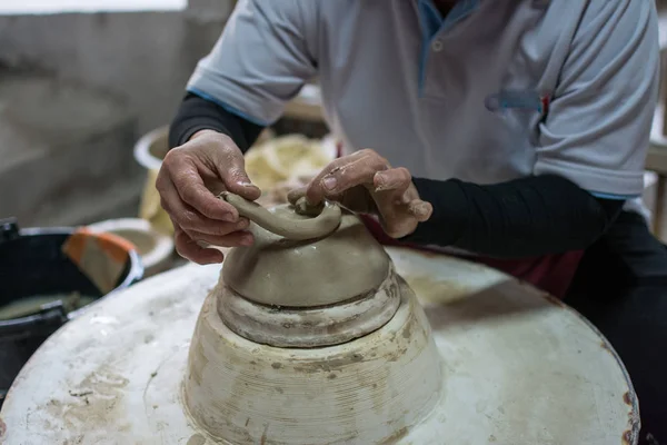 Hands working clay on potter's wheel, Lampang in Thailand — Stockfoto