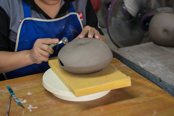 Руки, работающие на гончарном круге,