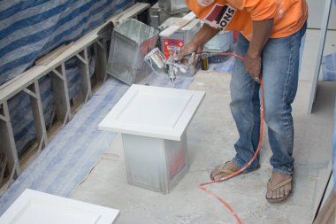 Sprey tabancayla mantar boyamak. Mobilya üretimi.