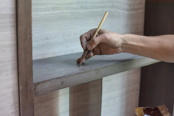 Mão Que Segura Uma Pintura Escova Uma Mobília Madeira — Fotografia de Stock