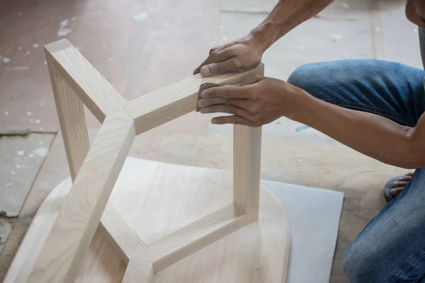 Använda Sandpapper Skrubb Planka Trä För Att Göra Bord Möbler — Stockfoto