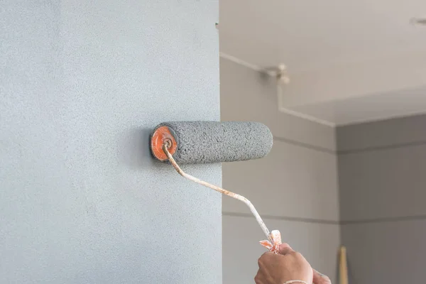 Using Paint Roller Paint Building Wall — Stock Photo, Image