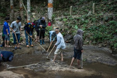 İnsanlar Tayland 'ın Chiang Ma kentindeki Mae Kam pong köyünde Weir' ı dağa çıkarıyorlar. 13 Ocak 2020 'de.