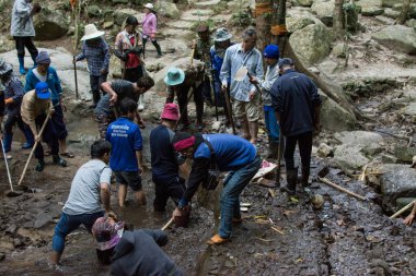 İnsanlar Tayland 'ın Chiang Ma kentindeki Mae Kam pong köyünde Weir' ı dağa çıkarıyorlar. 13 Ocak 2020 'de.