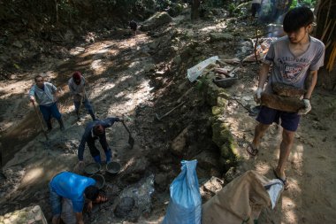 İnsanlar Tayland 'ın Chiang Ma kentindeki Mae Kam pong köyünde Weir' ı dağa çıkarıyorlar. 13 Ocak 2020 'de.