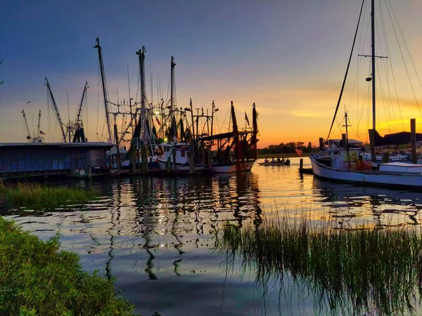 Barcos Shrimping Riacho Refletindo Ondulações Entre Pântano Como Motor Pescadores — Fotografia de Stock