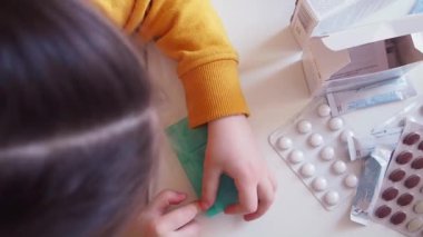 Çocuk Organizatör 'ü beyaz ve kahverengi haplarla açıyor.