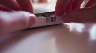 Kadın kutudan bir tabak beyaz hap alıyor. Makro, kapat.