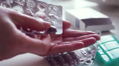 Boş tabağın arka planında son ilaç hapını alan kadın. Makro