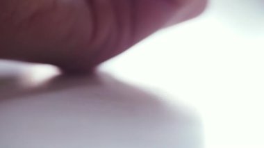 Kadın beyaz masanın üzerine beyaz ve kahverengi hapları attı. Makro