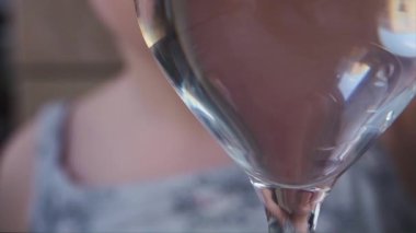 Çocuk, C vitamini hapını bir bardak suya koyuyor ve gülümseyerek sürpriz yapıyor. Kapat.