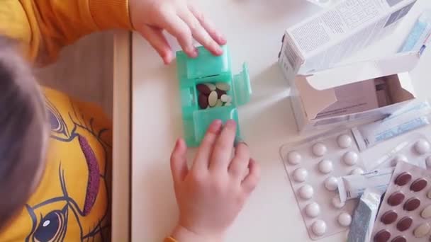 Kid cierra Organizador con píldoras blancas y marrones, toma ir de cerca arriba — Vídeo de stock