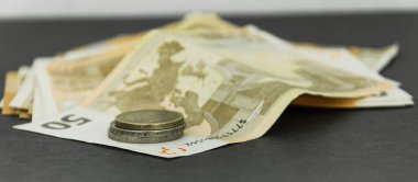 Bokeh arkaplanlı 50 euro 'luk banknotlara avro sikkeleri