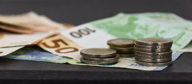 Para yığını banknotların üzerinde duruyor.