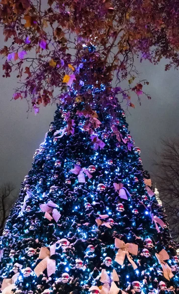 Big and very colorful christmas tree in the winter — ストック写真