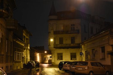 Oradea / Romanya / Kasım 12, 2019: Eski bir şehirde yağmurlu bir kış gecesi