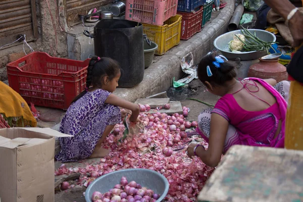 Ahmedabad Índia Abril 2017 Duas Irmãzinhas Indianas Descascando Cebola Mercado — Fotografia de Stock