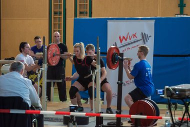 Viyana / Avusturya / 02 Ocak 2019: Formda erkek ve kız sporcularla Viyana 'da Crossfit yarışması