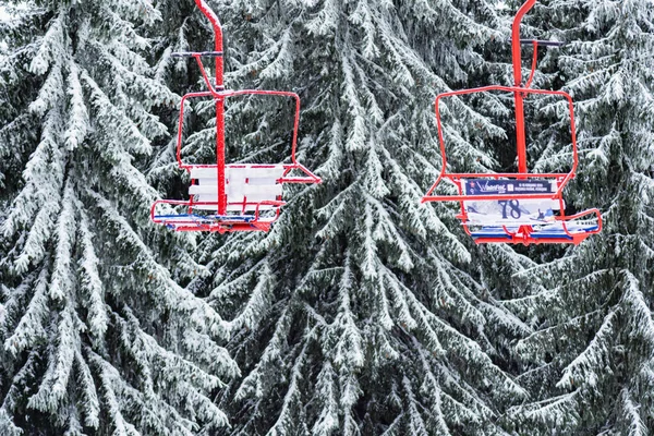 Κοντινό Πλάνο Του Κόκκινου Ανελκυστήρα Σκι Καρέκλα Στον Αέρα — Φωτογραφία Αρχείου