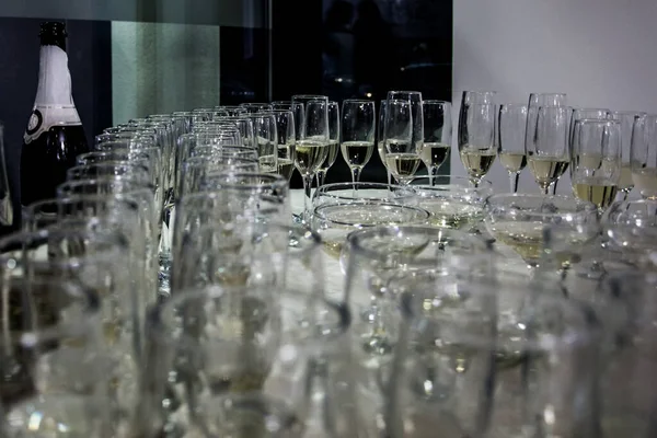 Grote Groep Champagneglazen Met Bokeh Voorgrond — Stockfoto