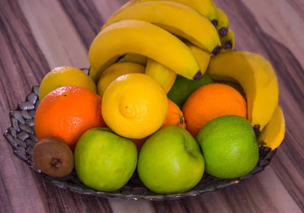 Закрыть Большую Миску Стекла Яблоками Апельсинами Бананами Другими Фруктами Деревянном — стоковое фото