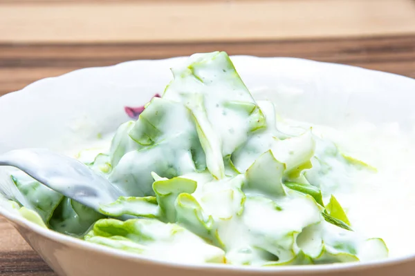 Salada Fresca Verde Com Iogurte Natural Uma Tigela Redonda Branca — Fotografia de Stock