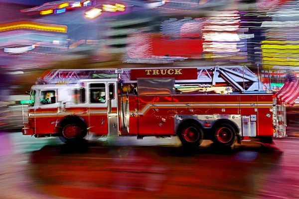Fire trucks and firefighters brigade in the night city — Stock Photo, Image