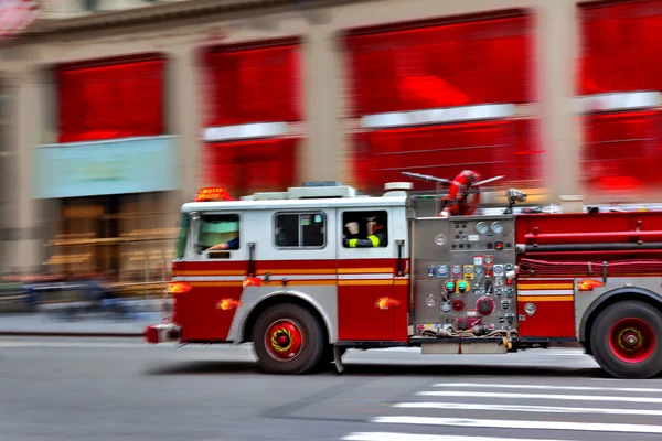 Пожарные машины и пожарные бригады в городе — стоковое фото