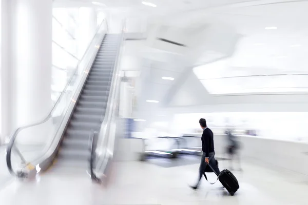 People on moving escalator motion blur — Stock Photo, Image