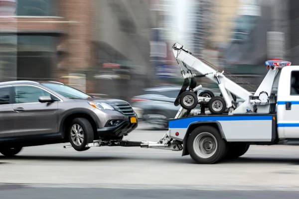 Sleepwagen levert het beschadigde voertuig — Stockfoto