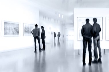 Mavi Tonalite Sanat Galerisi Center'da insanlarda