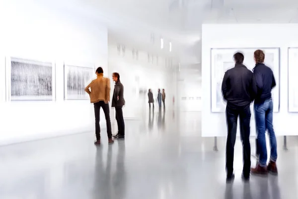 Люди в центре художественной галереи — стоковое фото