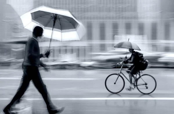 Giornata piovosa in città in movimento sfumato in tonalità blu — Foto Stock