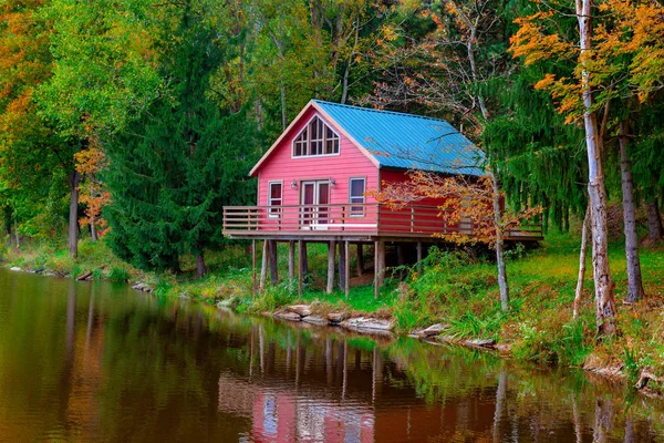 Пейзажный дом на берегу озера — стоковое фото