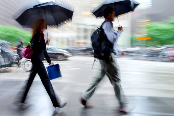 Regenachtige dag in de stad op bewegingsonscherpte — Stockfoto