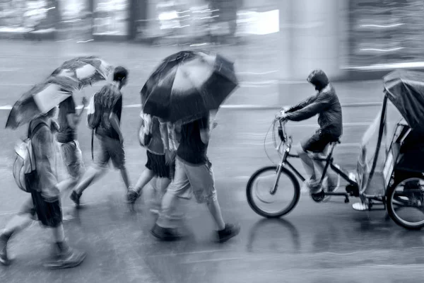 Deštivý den v městě na rozmazání při pohybu a modré tóny — Stock fotografie