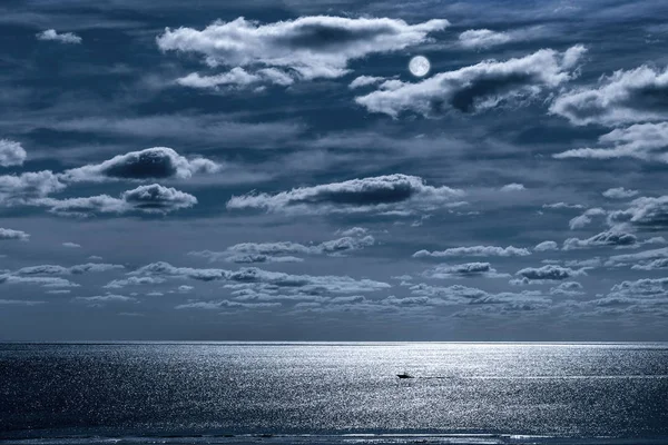 Nacht landschap met de lucht van de zee — Stockfoto