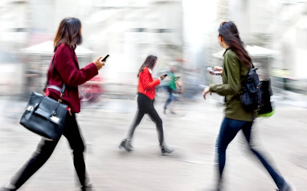 Ludzie biznesu z telefonów komórkowych na ulicy miasta — Zdjęcie stockowe