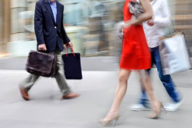 şehirde dükkanları ziyaret