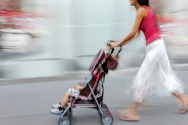 Şehir sokaklarında yaşayan insanlar