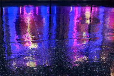 Yağmurda ışıkların renkli yansımalar