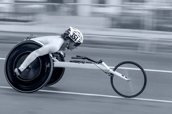 蓝调性体育竞赛轮椅使用者 — 图库照片